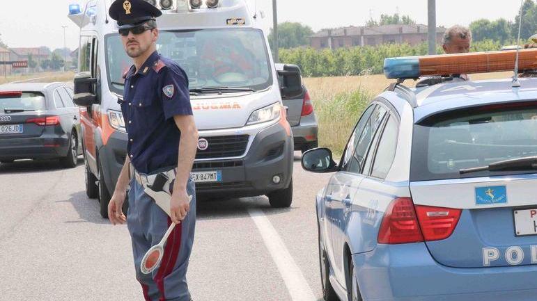 Vola con lo scooter nel campo di grano