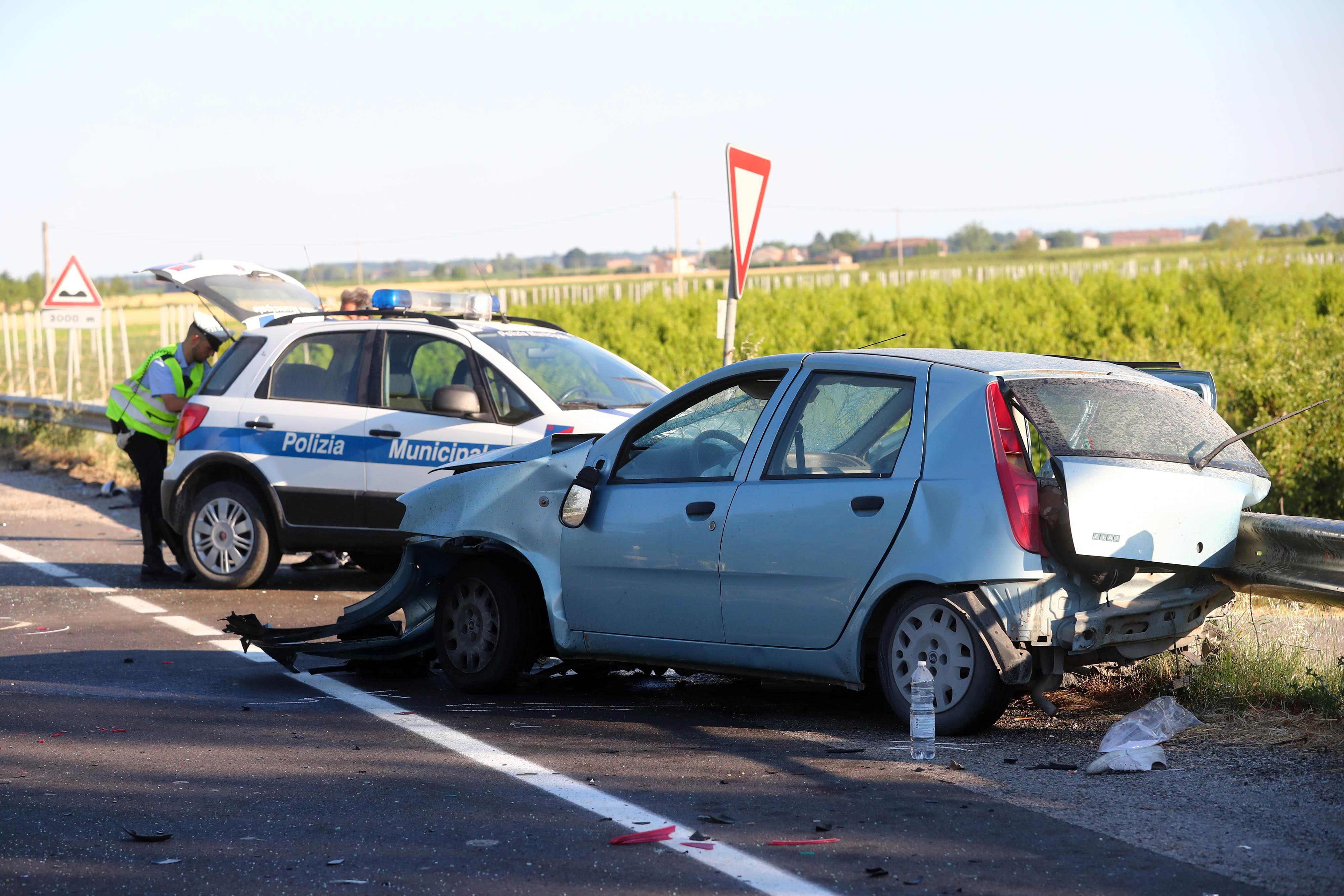 Violento scontro sull'Adriatica 