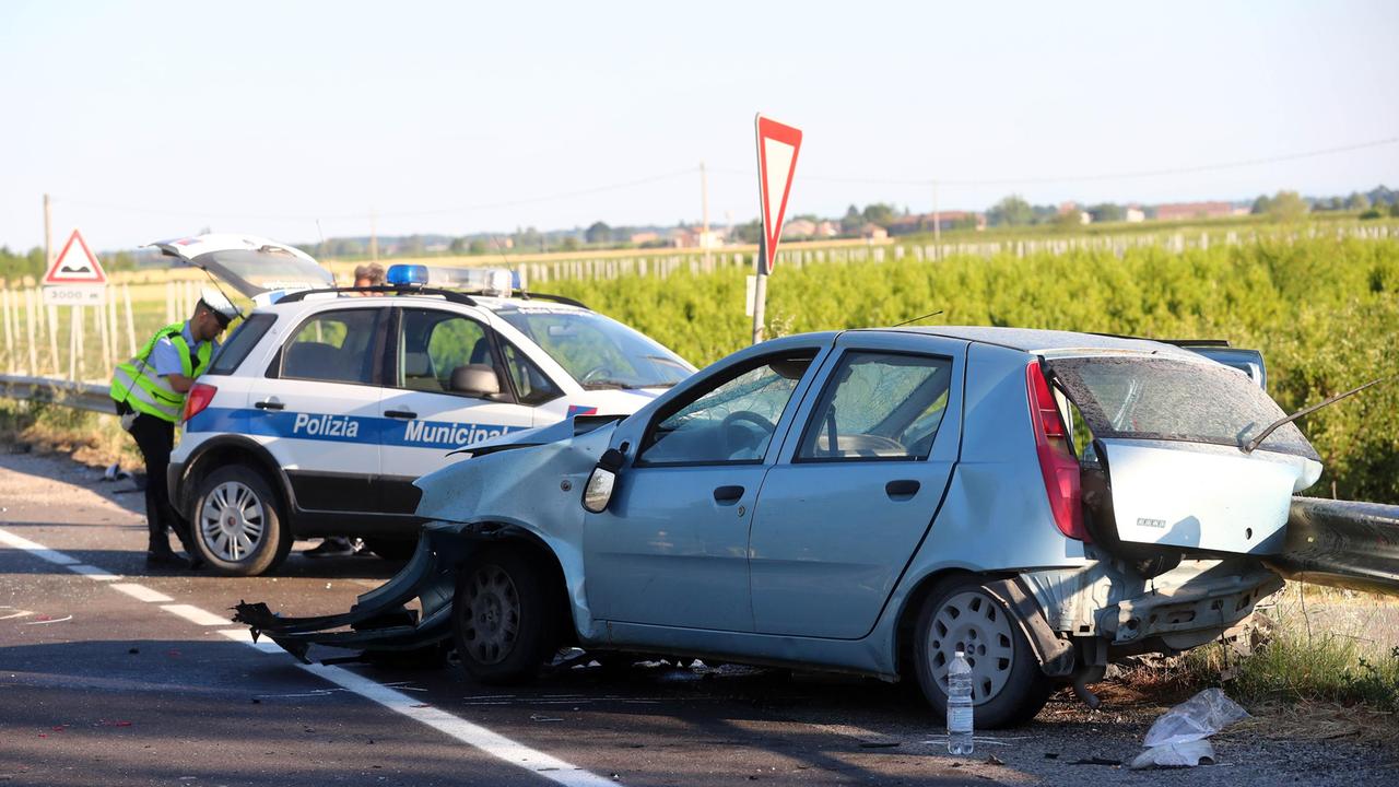 Violento scontro sull'Adriatica