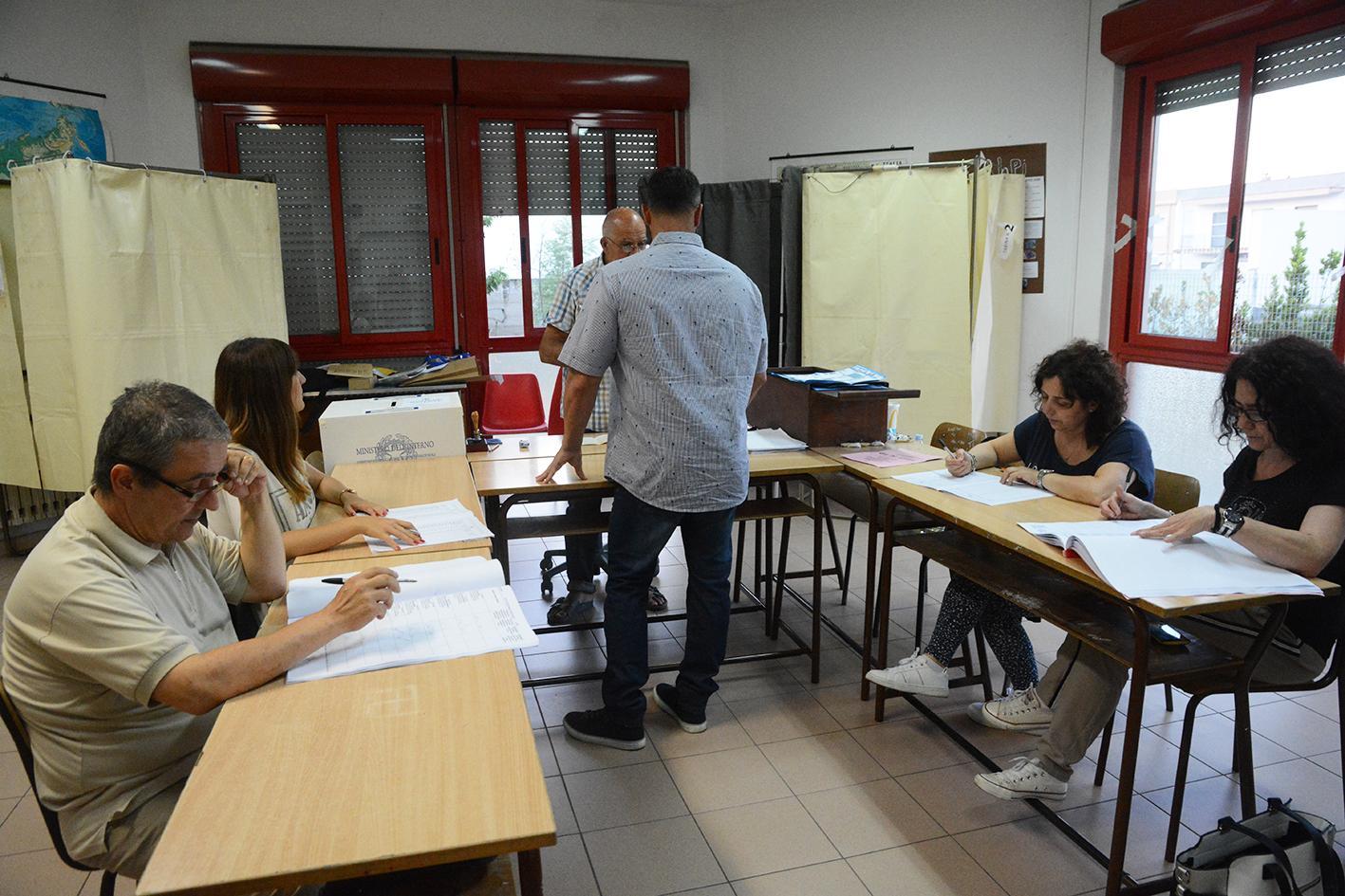 Operazioni di voto in un seggio di Oristano