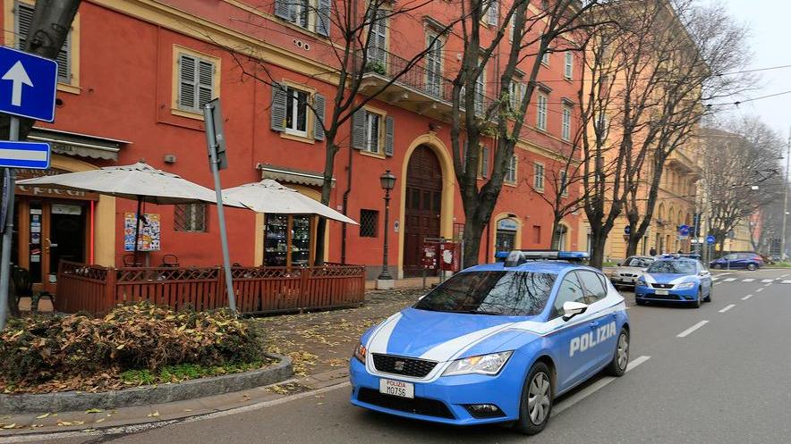 Scippa una borsetta e poi scappa ai Ducali
