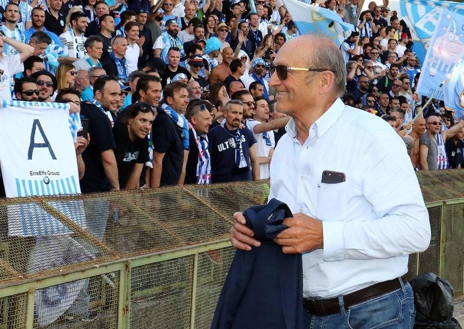 Il patron Colombarini consegna le maglie per i terremotati