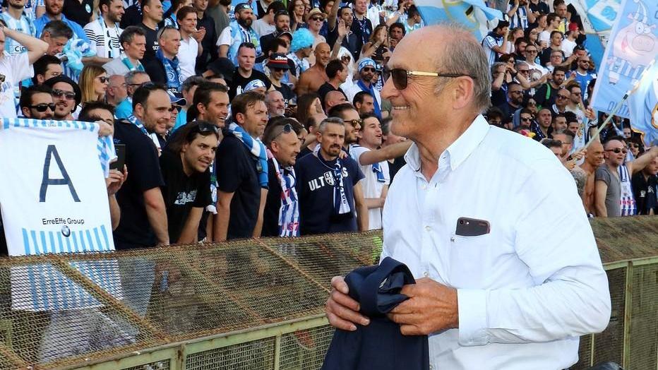 Il patron Colombarini consegna le maglie per i terremotati