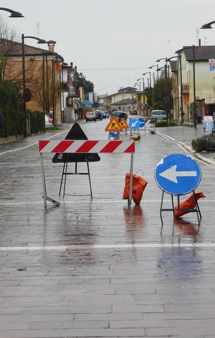 Per la piazza asfalto o porfido 