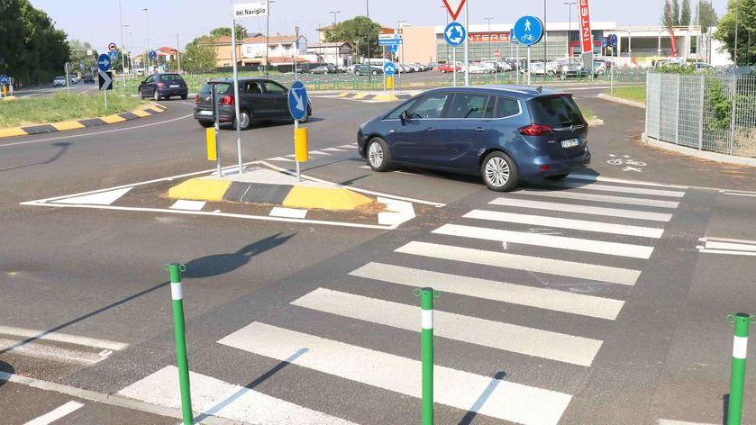 Ciclista investita sulle strisce ricoverata in gravi condizioni