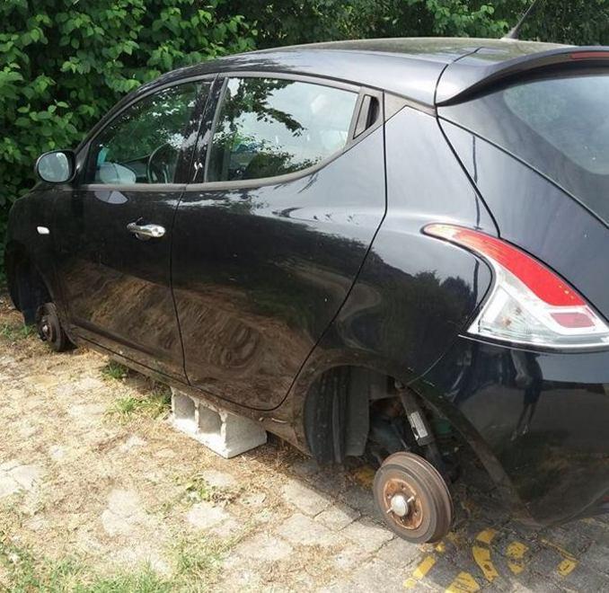 Rubano le gomme alle auto