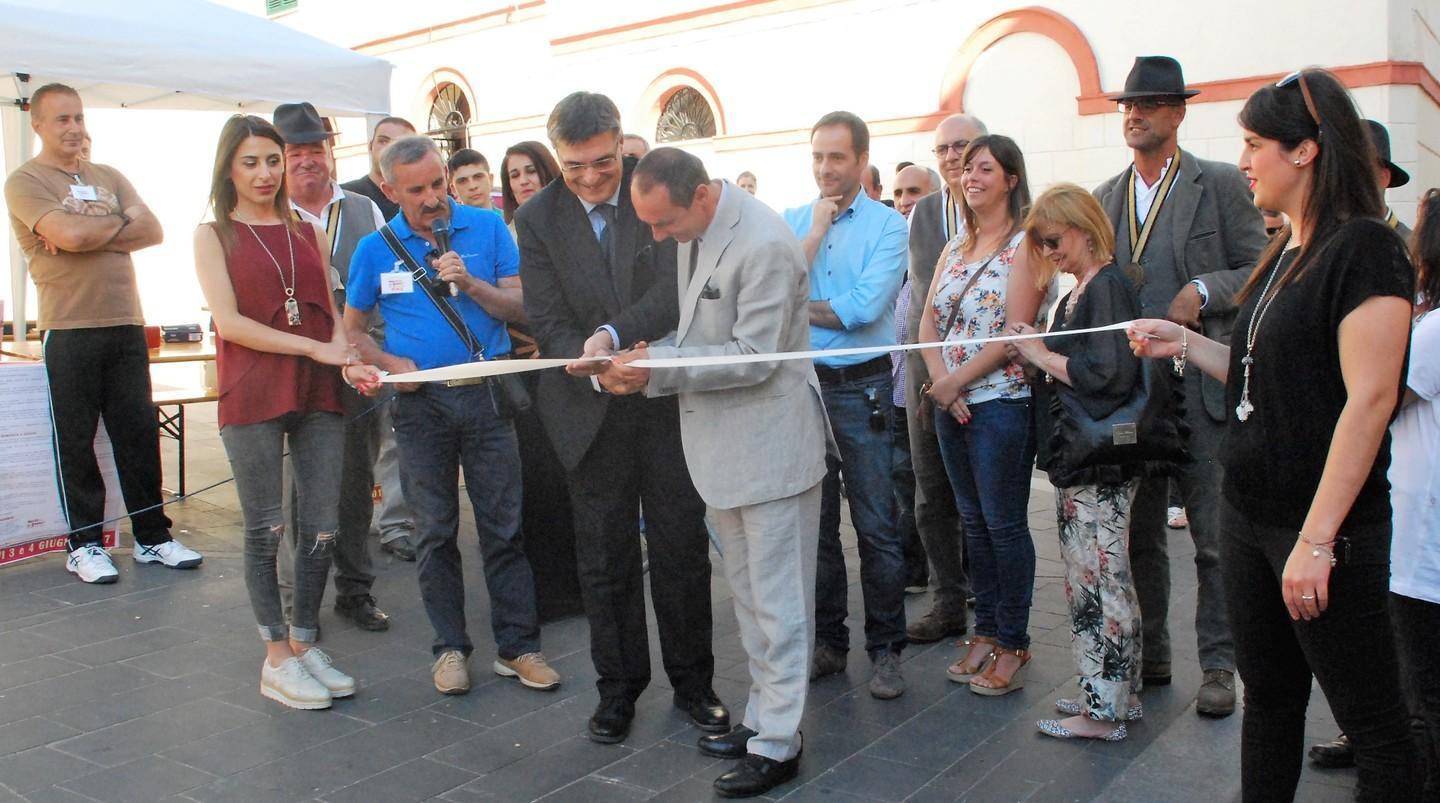 Folla di curiosi a “Nul-vi dà gusto” 