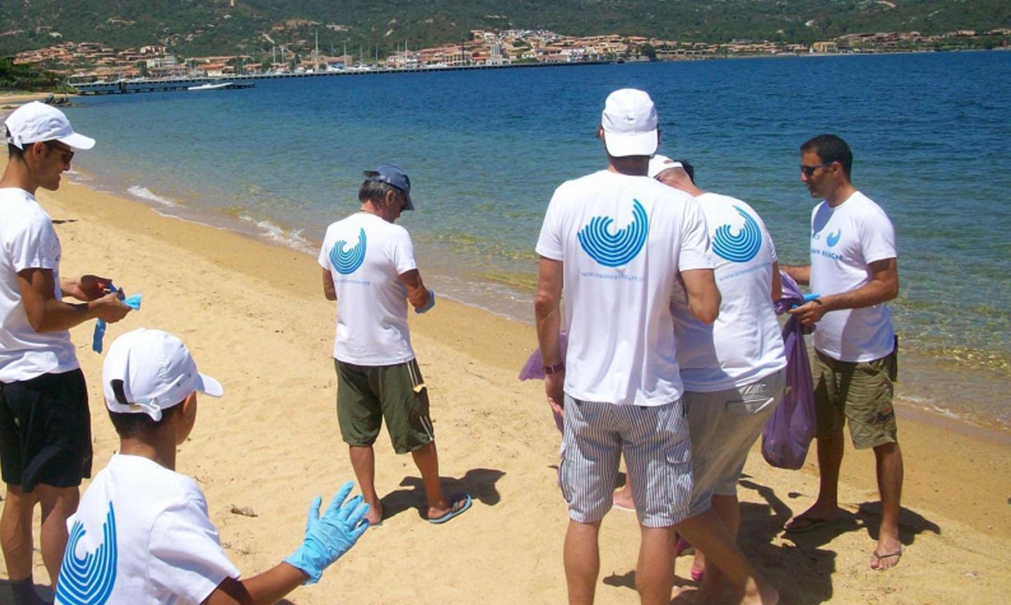 I soci-volontari puliscono le spiagge 