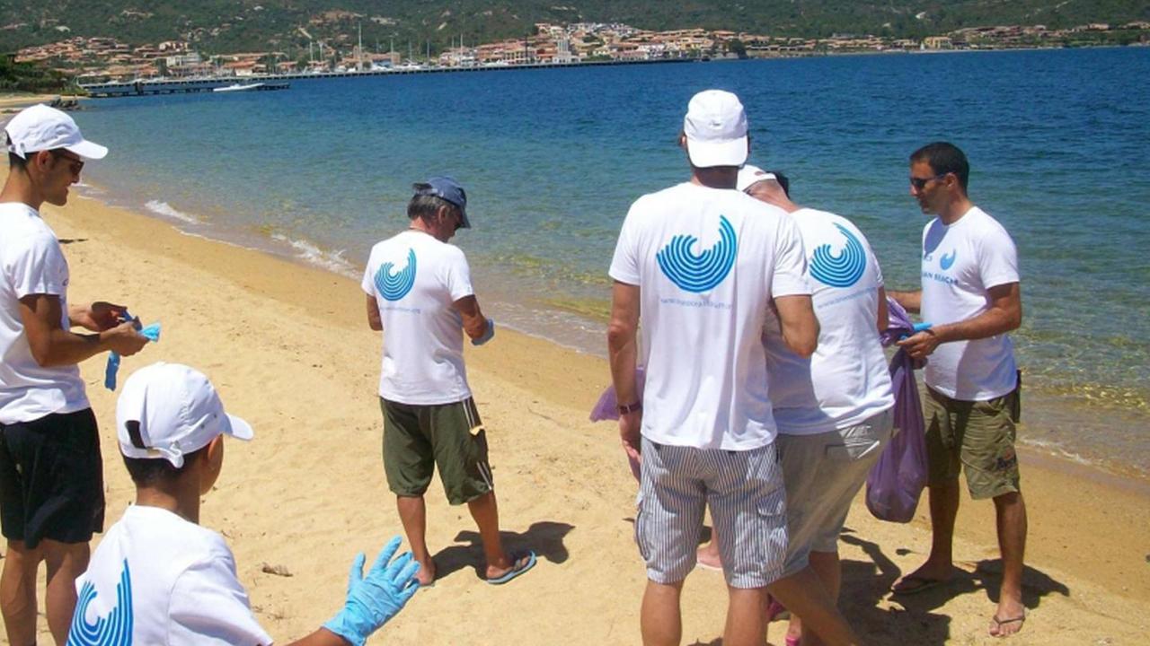 I soci-volontari puliscono le spiagge