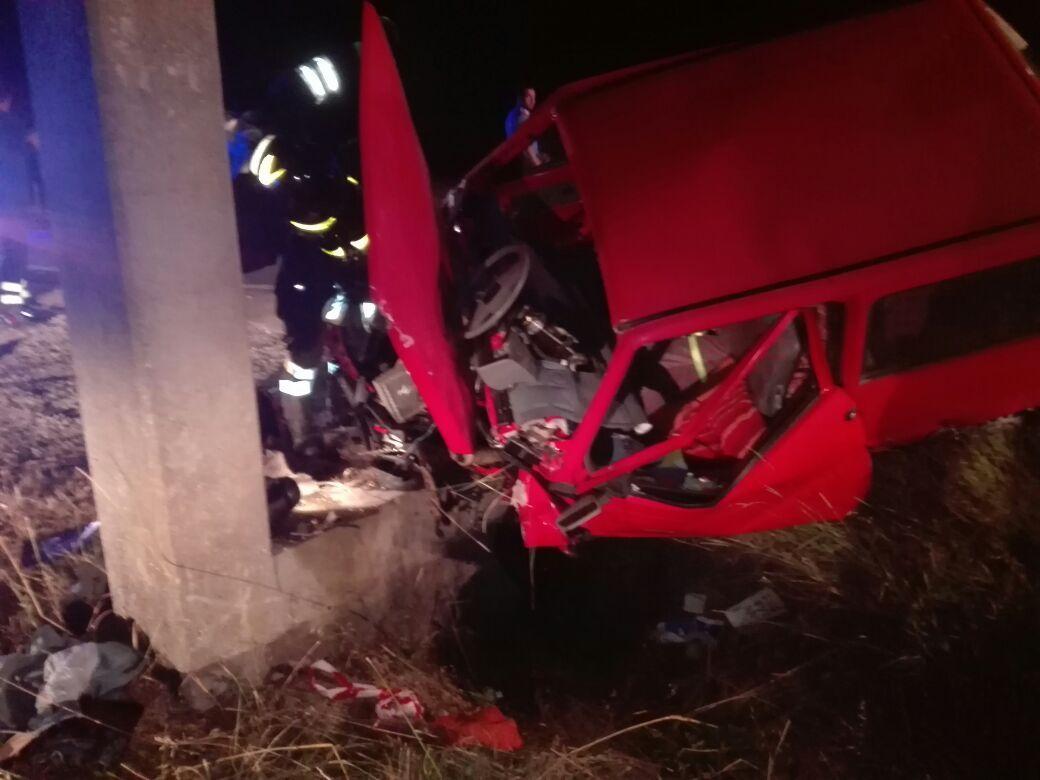 Carpi, esce di strada con l'auto e finisce contro un pilone