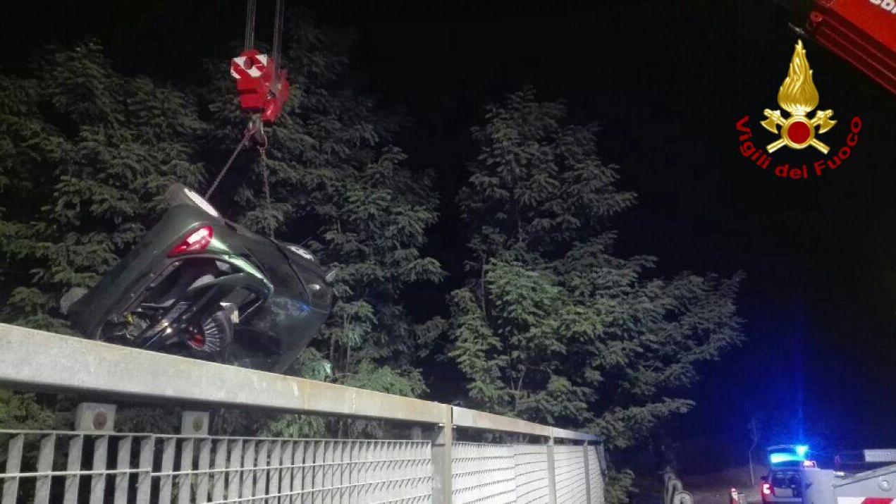 Casalgrande: auto precipita dal ponte sulla ferrovia, ragazza ferita