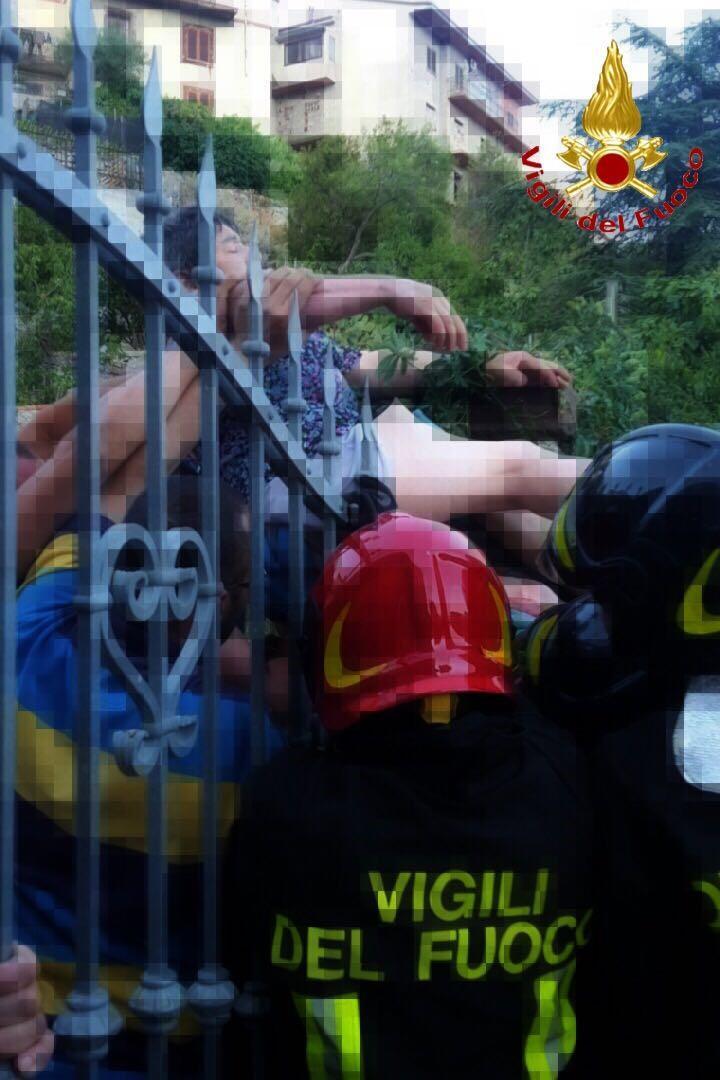 I vigili del fuoco liberano la donna infilzata dalla ringhiera