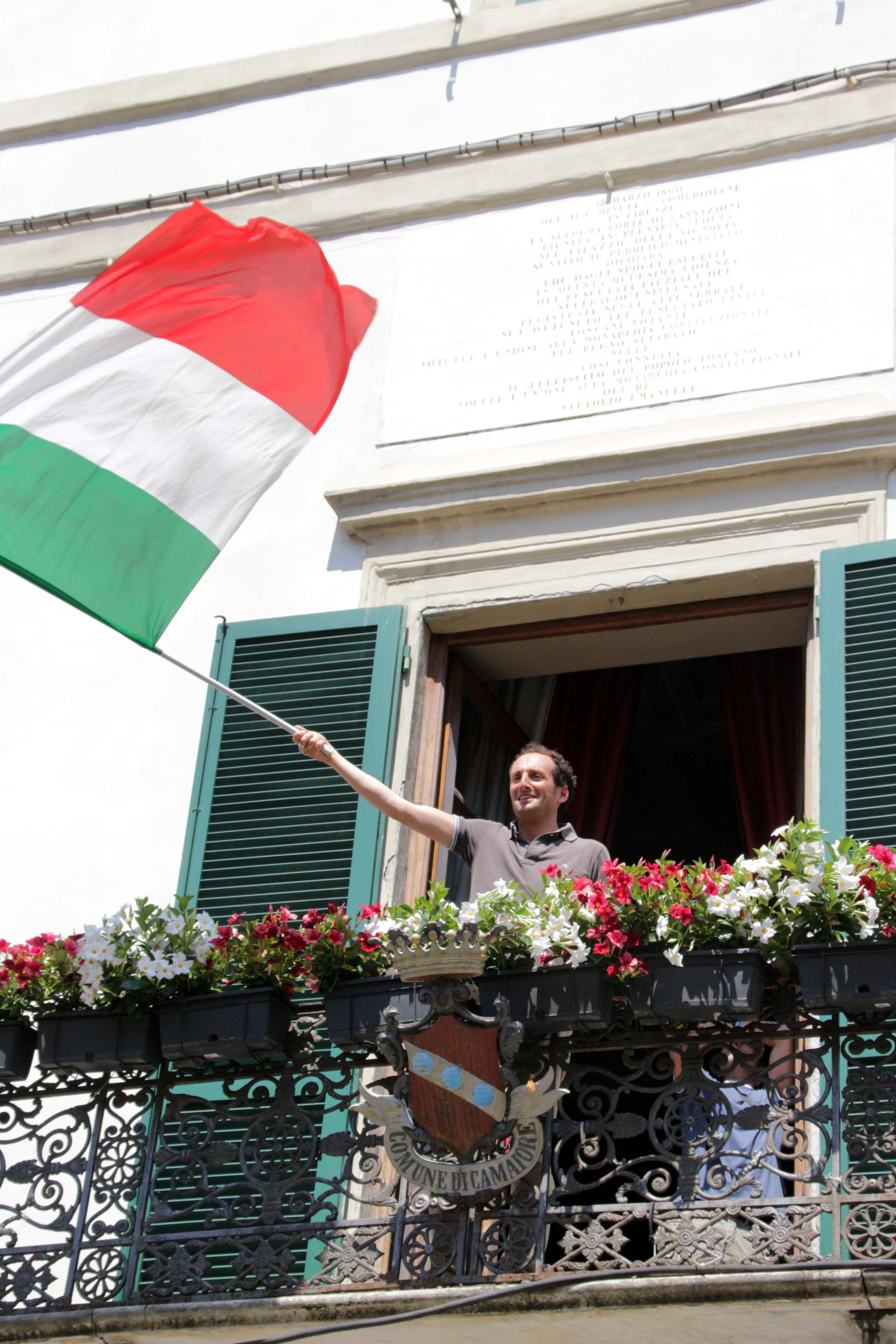 Alessandro Del Dotto sventola il tricolore dopo la conferma della vittoria al primo turno 