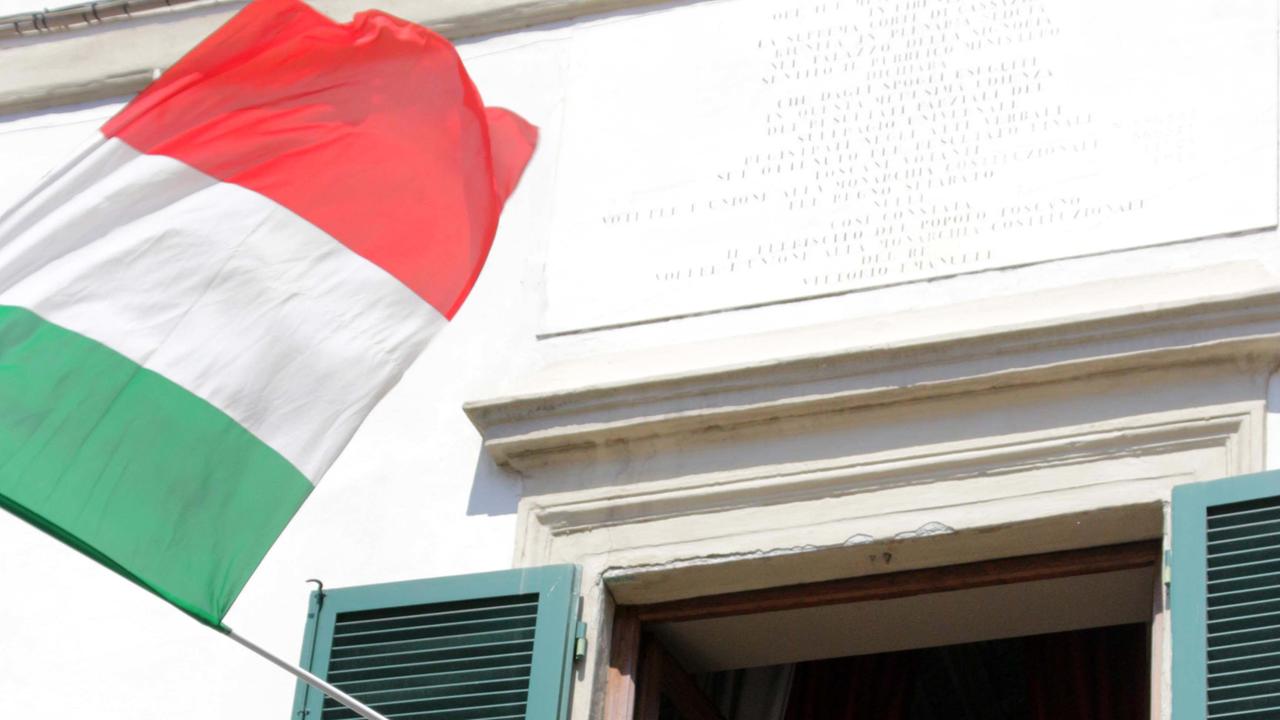 Alessandro Del Dotto sventola il tricolore dopo la conferma della vittoria al primo turno