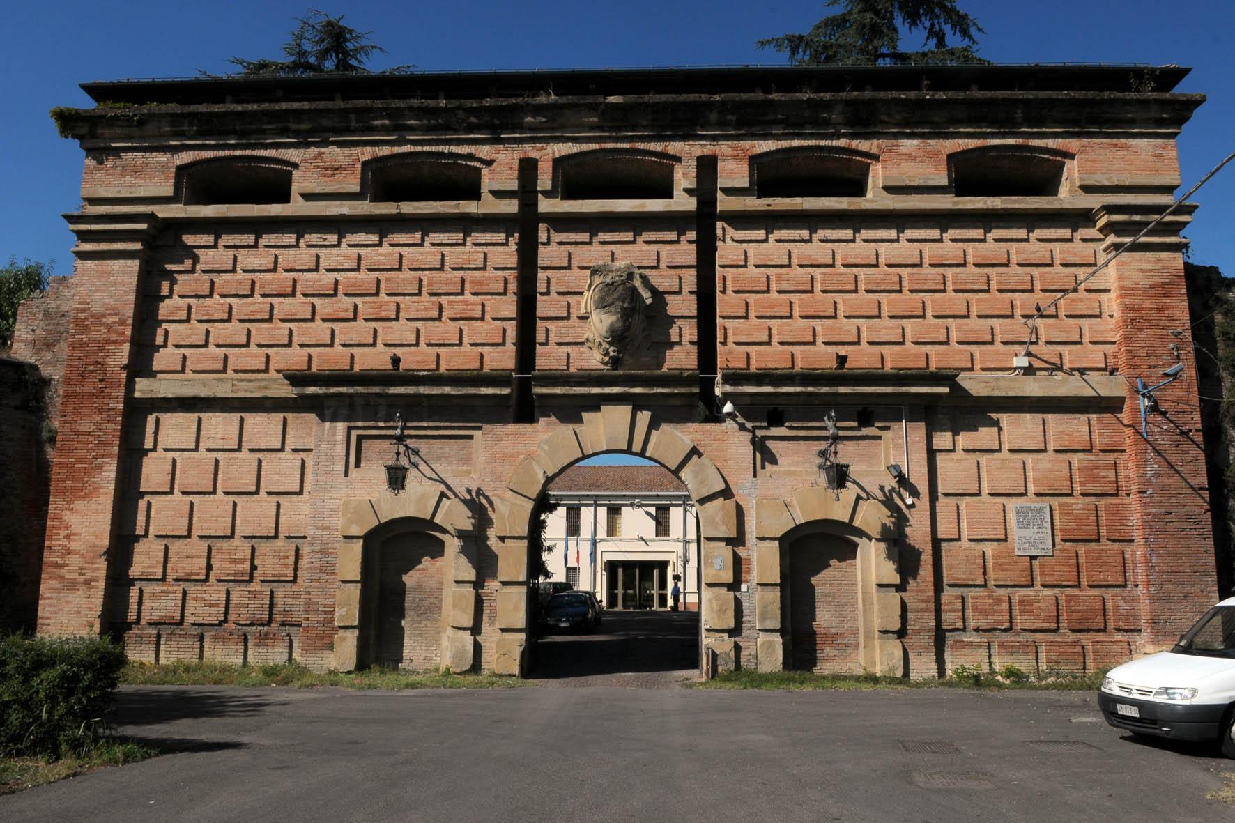Rapinatore evade da Castelfranco, viene riconosciuto dai tatuaggi