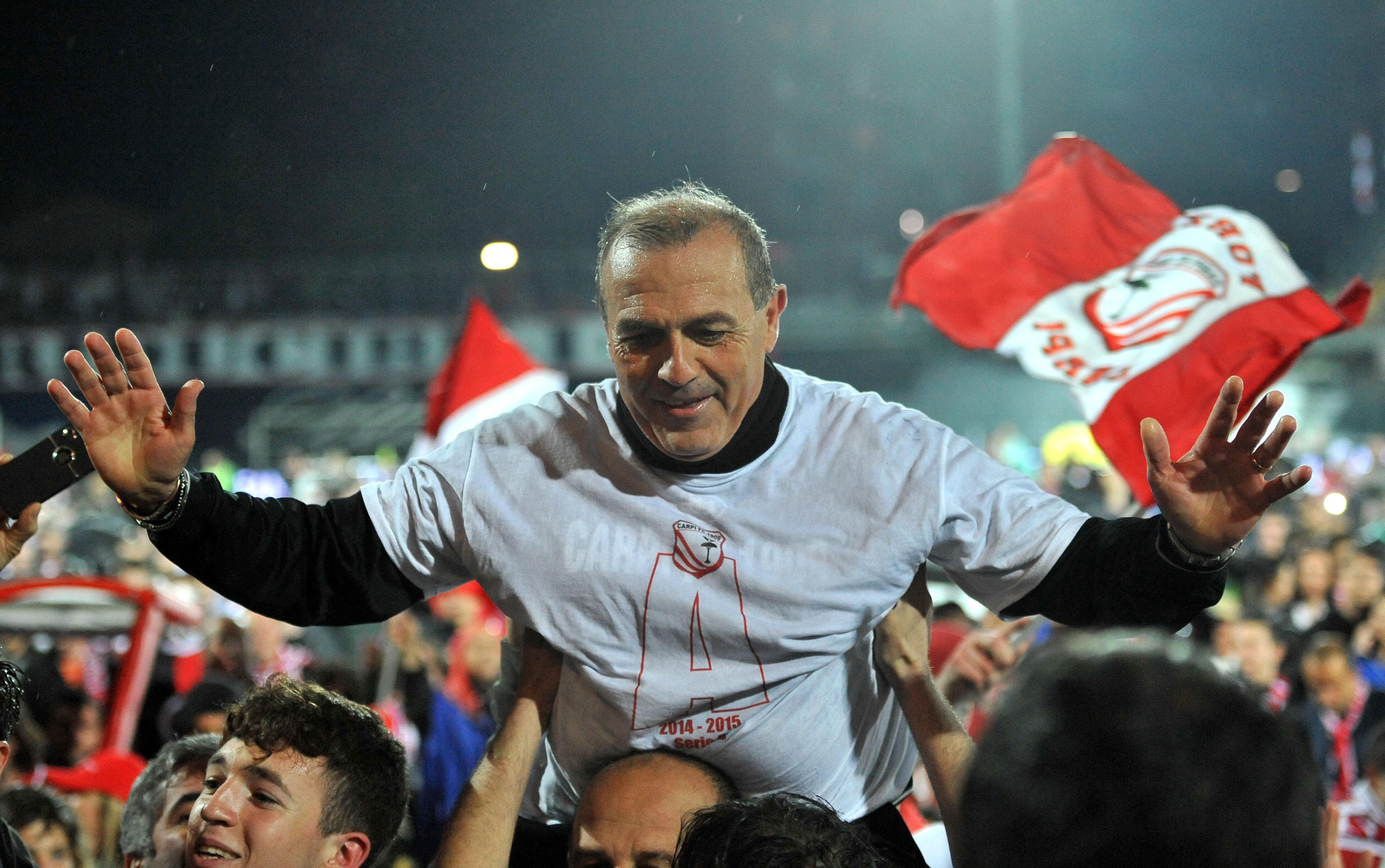 Fabrizio Castori festeggiato dopo la conquista della serie A