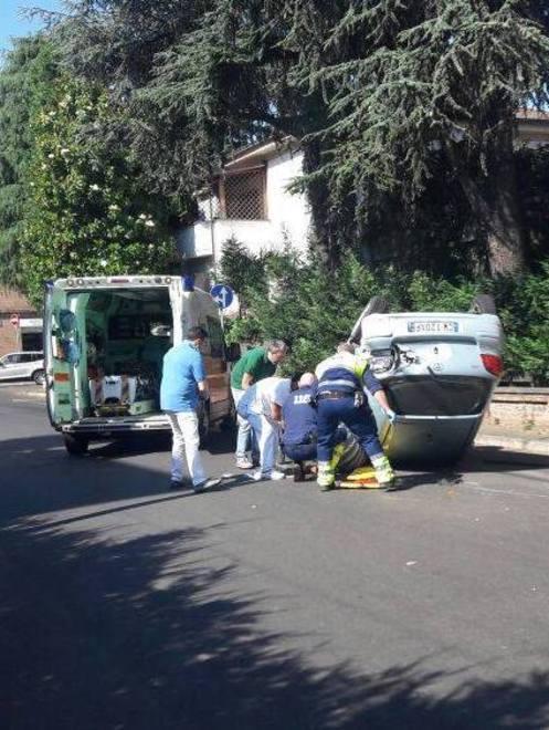 Schianto a Vignola, l’auto si rovescia: ferito l’uomo alla guida   