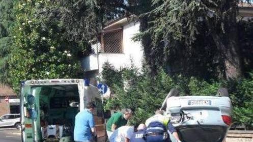 Schianto a Vignola, l’auto si rovescia: ferito l’uomo alla guida