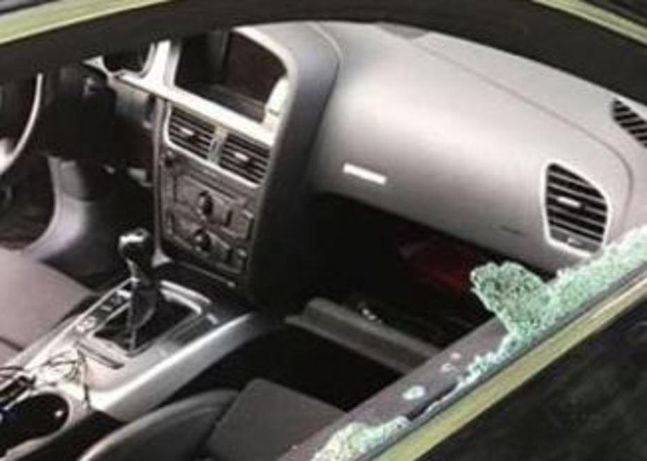 Vandali spaccano l’auto di Paolo Spath