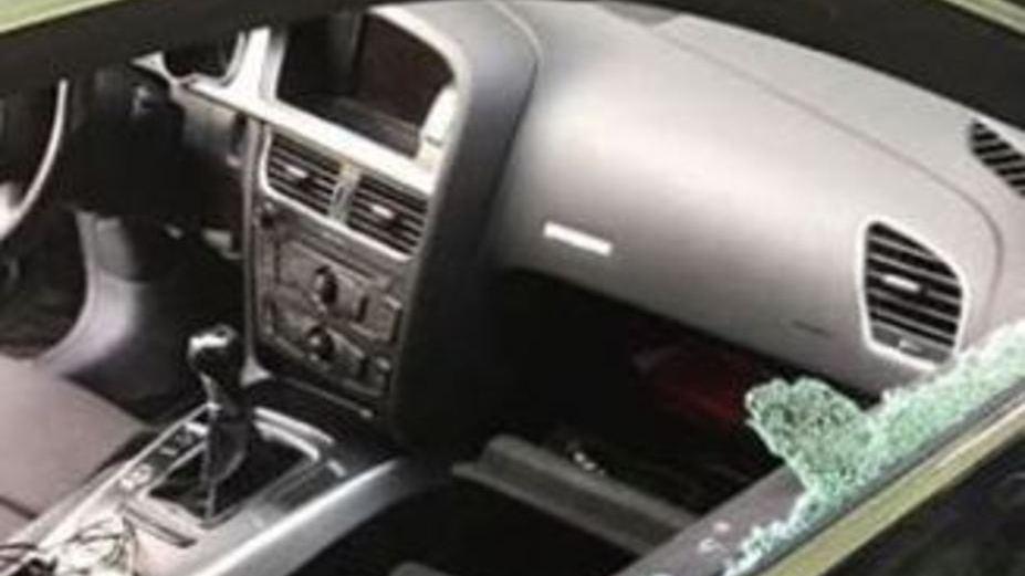 Vandali spaccano l’auto di Paolo Spath