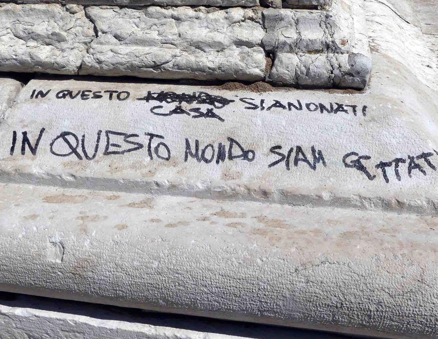 Scritte anche sataniche sulla colonna dell’Ariosto