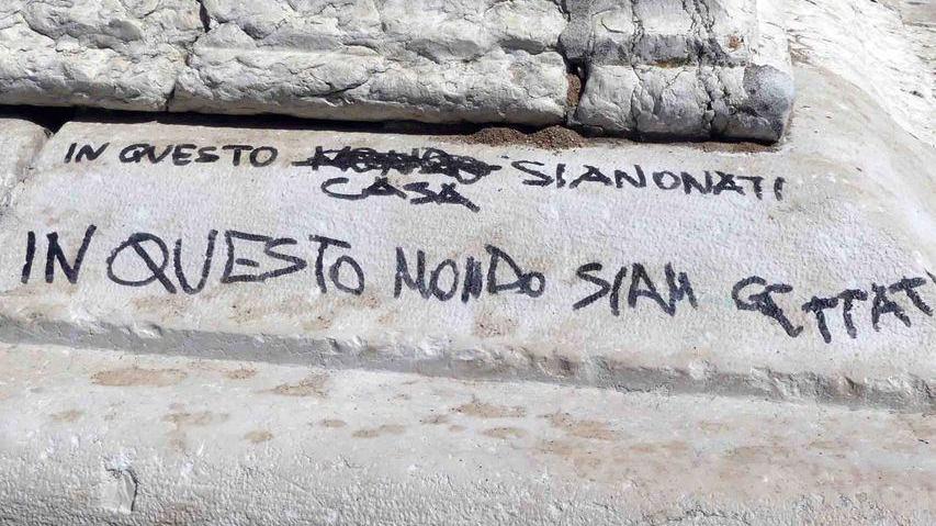 Scritte anche sataniche sulla colonna dell’Ariosto