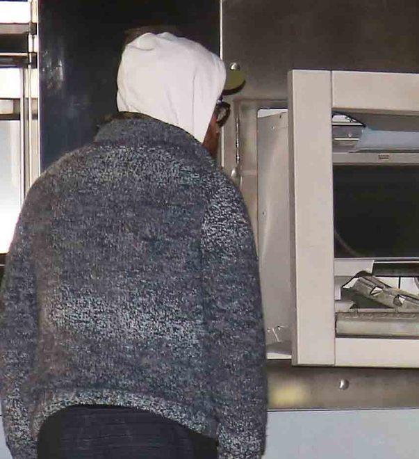 Filmato mentre preleva con il bancomat rubato
