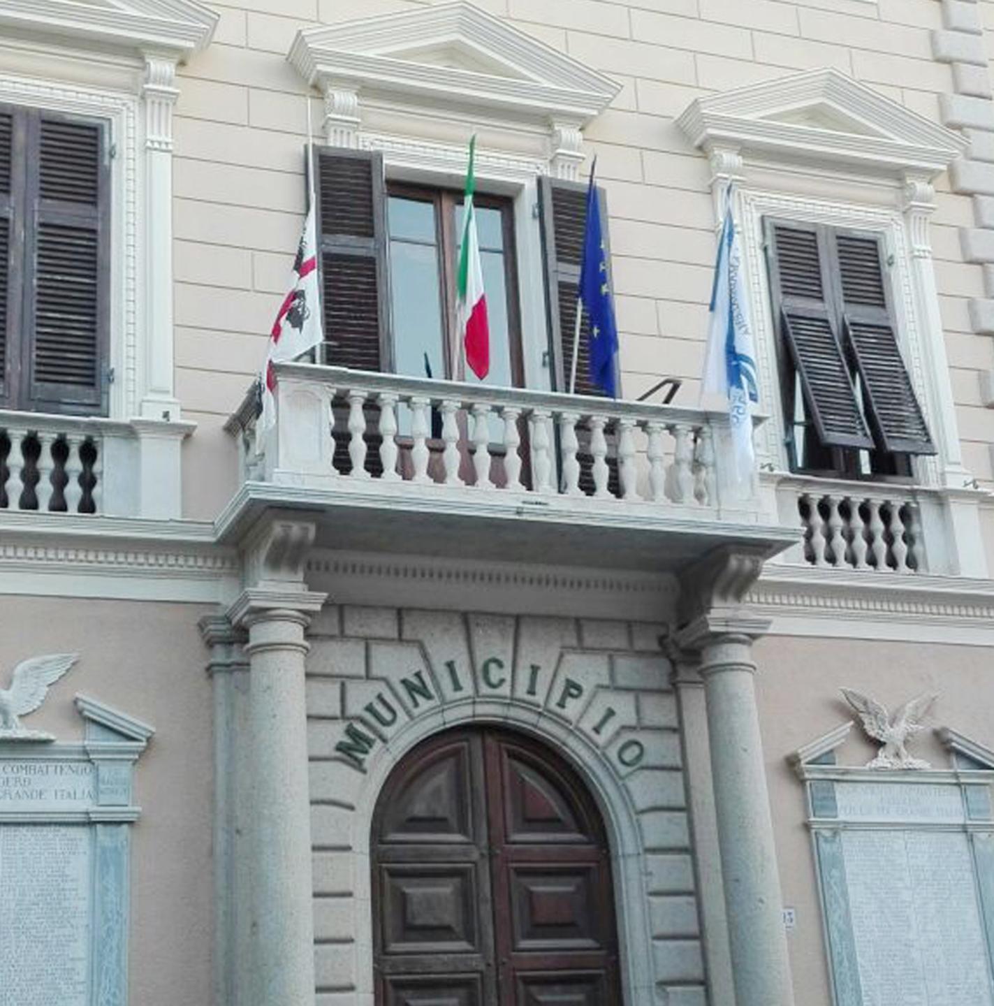 Sanità, alla Maddalena solo tagli: i 4 mori a mezz’asta per protesta  