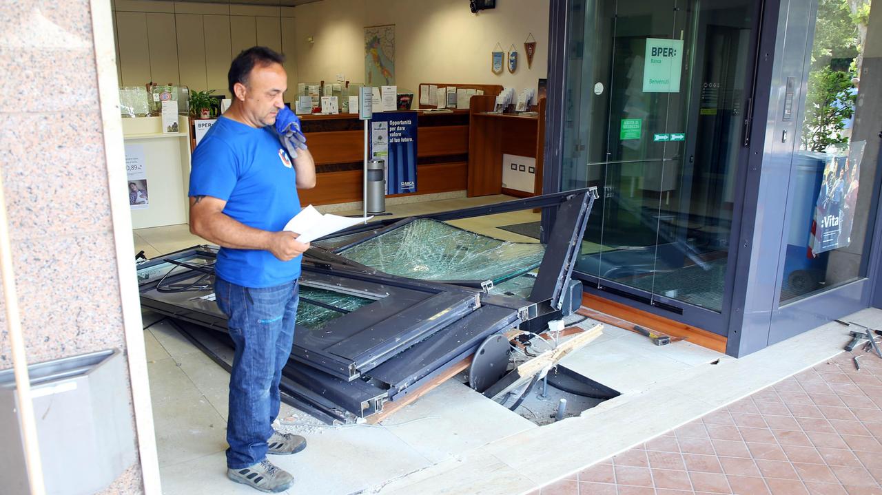 Il bancomat sradicato a Masi Torello