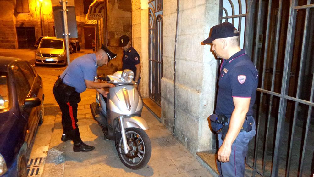 I carabinieri e la polizia accanto alla moto dello sparatore (foto Ivan Nuvoli)