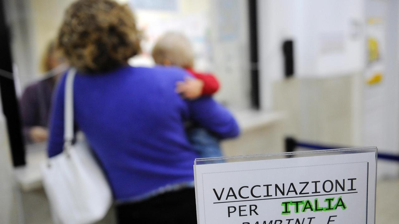 Vaccinazioni obbligatorie, è scontro