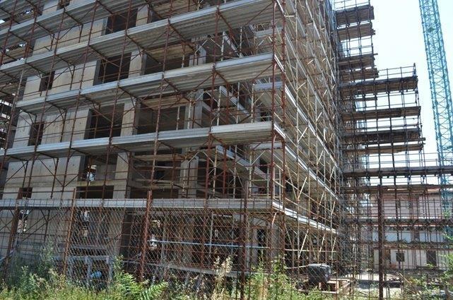 Il cantiere abbandonato tra via Filzi e via Brogi
