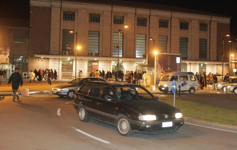 Reggio Emilia, bande si affrontano in stazione  