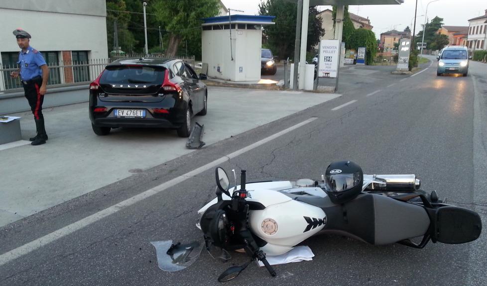 Luzzara, due motociclisti feriti nello scontro con un’auto 