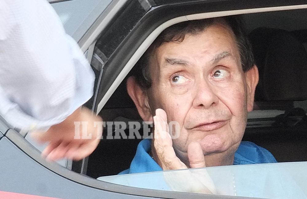 Daniele Ferretti sull'auto dei carabinieri (foto Fabio Muzzi)