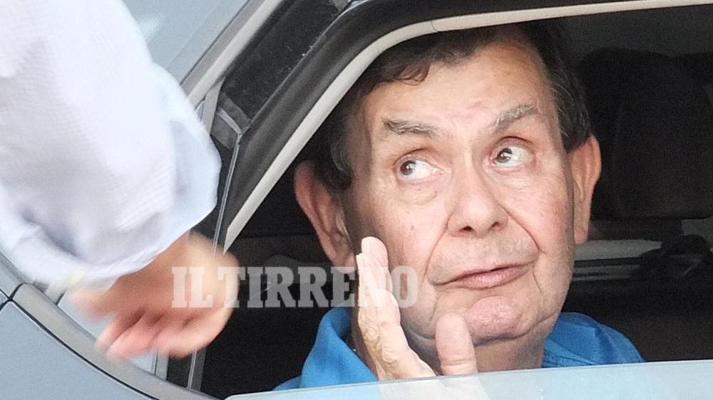 Daniele Ferretti sull'auto dei carabinieri (foto Fabio Muzzi)