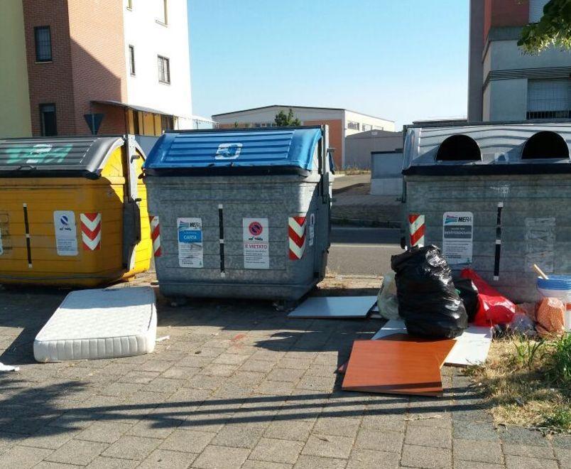In via Gerosa una discarica a cielo aperto