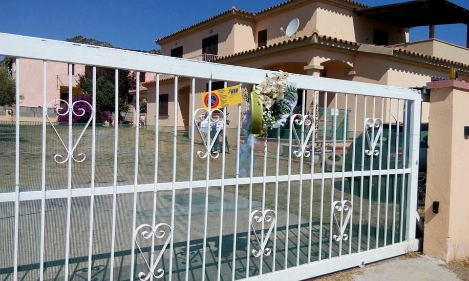 Il mazzo di fiori lasciato sul cancello della villetta dove è avvenuto il delitto