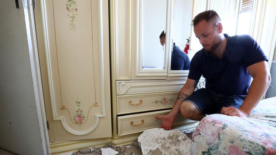 Si stacca l’intonaco: casa Acer inagibile e famiglia evacuata