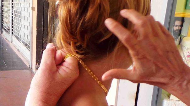 Lei rapinata della catenina, a lui via il Rolex dal polso