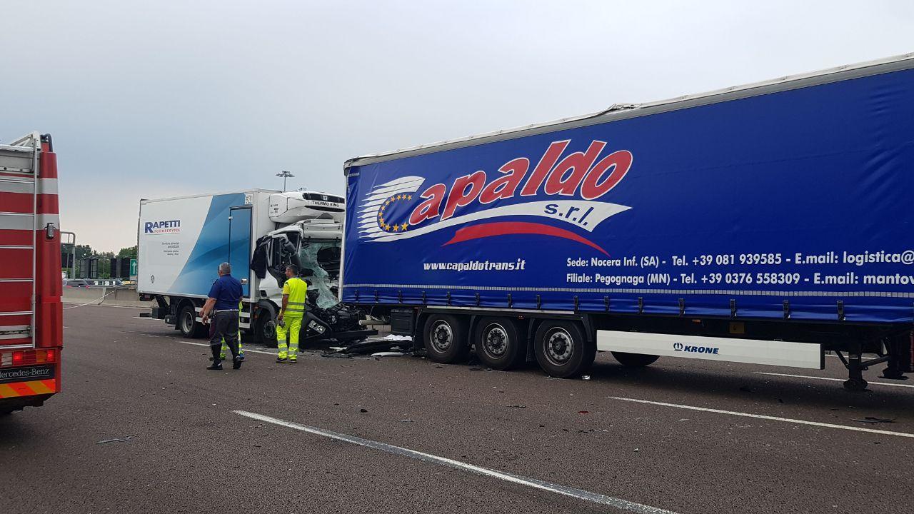 Modena, tamponamento fra Tir in A1: un morto 