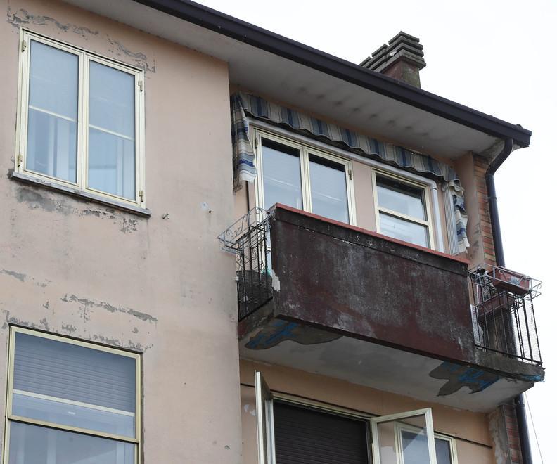 Maggio, crolla il cornicione in via Solferino a Porto Garibaldi 