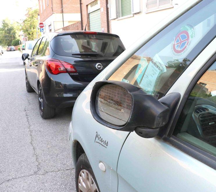 Piegati e scardinati dalle auto gli specchietti retrovisori