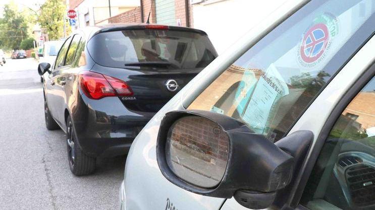 Piegati e scardinati dalle auto gli specchietti retrovisori