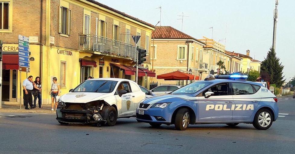 Vigili giurati, schianto al semaforo