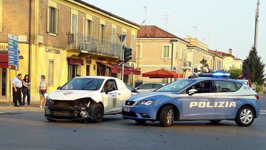 Vigili giurati, schianto al semaforo
