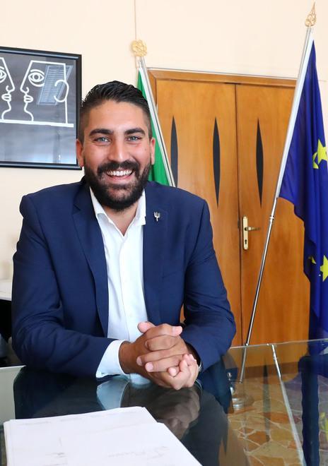 Fabbri entra in Municipio e si riprende la fascia 