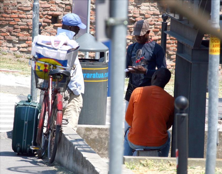 Tre parcheggiatori abusivi multati, uno fugge a piedi 
