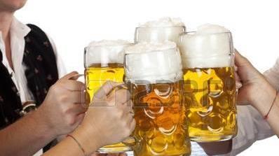 Festa della birra senza bicchieri di vetro