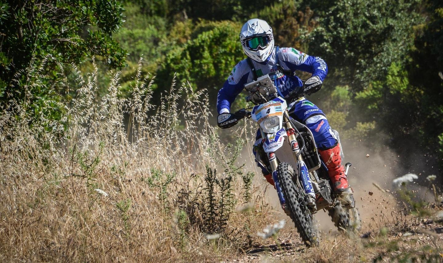 Cerutti si infortuna a una mano, Botturi al comando tra le moto